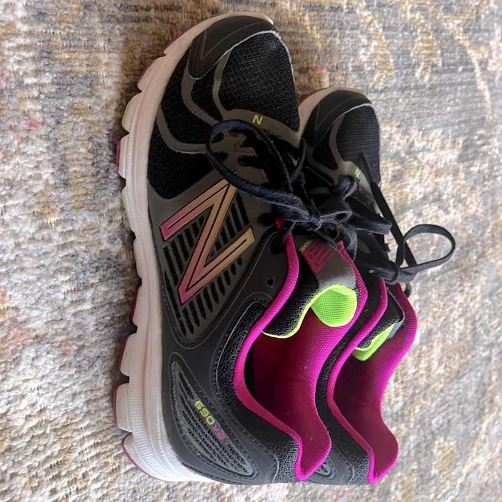 The New Balance 690v3 is simplicity and Comfort Size 7 US in women’s